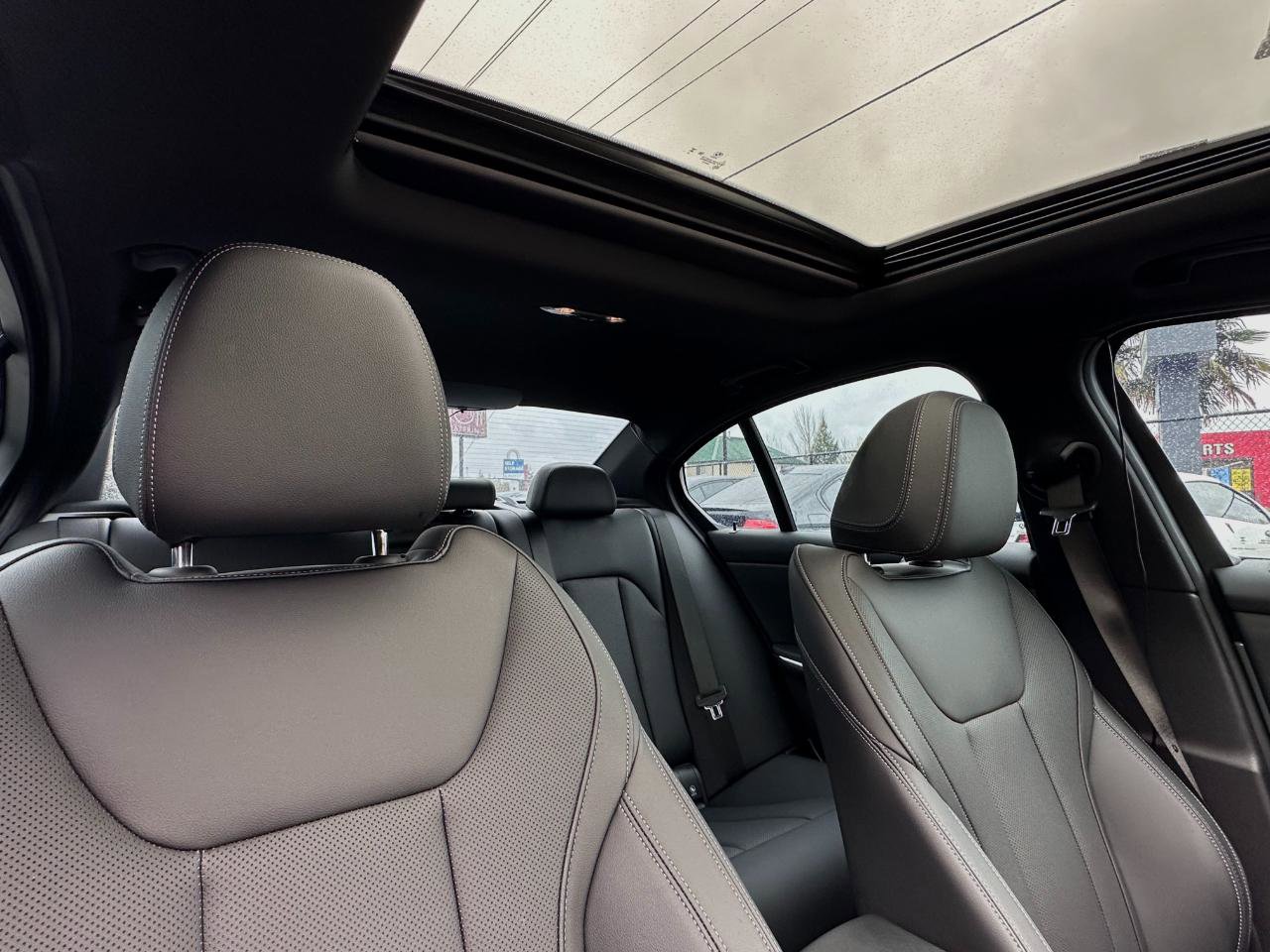 Used 2024 BMW 330i Sedan w/ M Sport Package RWD image 18