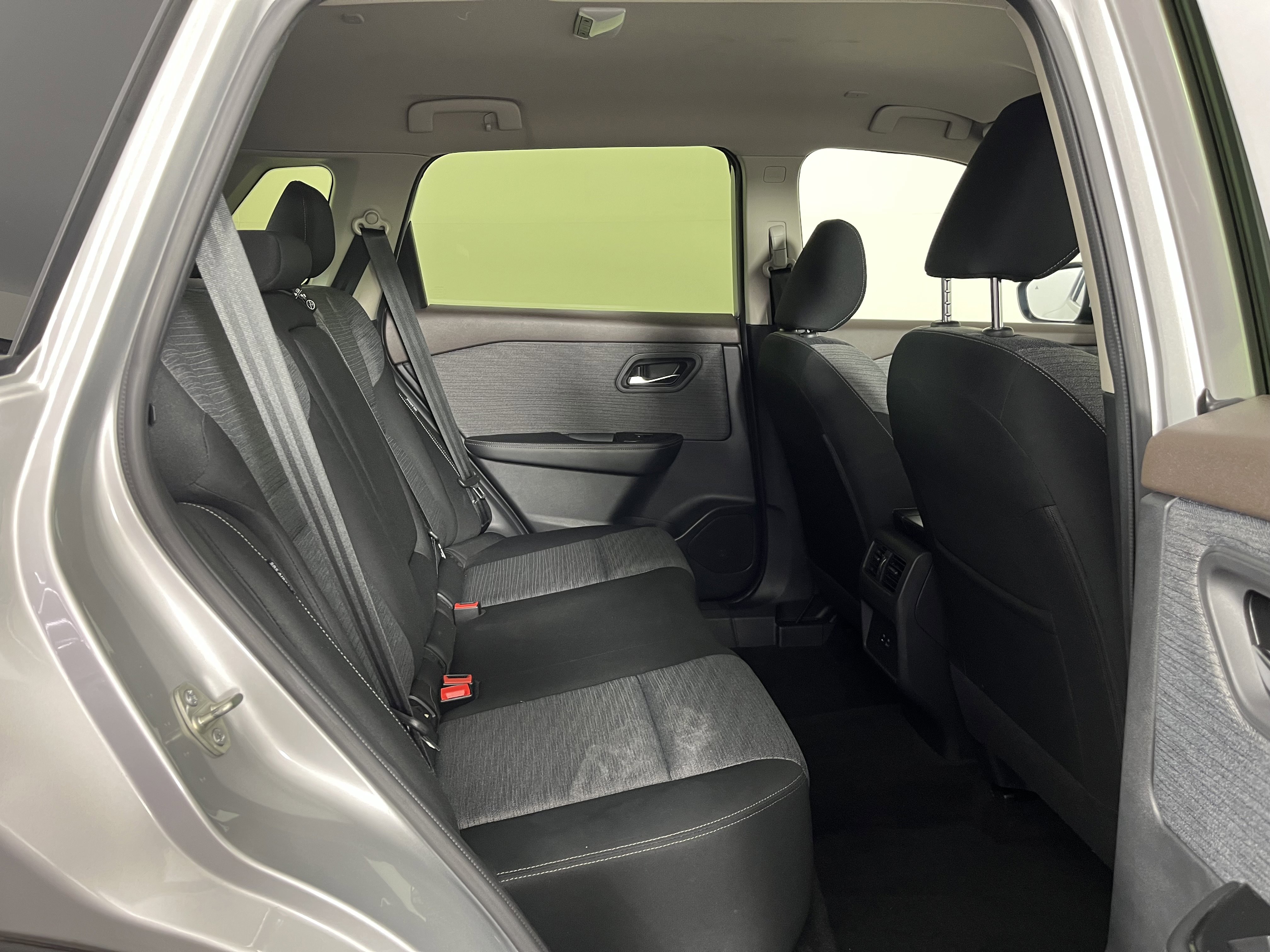 Used 2023 Nissan Rogue SV image 14