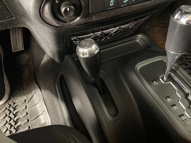 Used 2018 Jeep Wrangler Unlimited Sahara w/ Connectivity Group AWD/4WD image 11