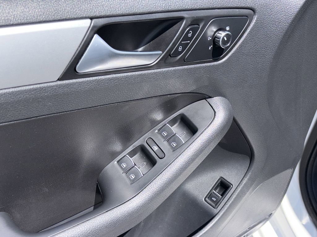 Used 2013 Volkswagen Jetta SE FWD image 15