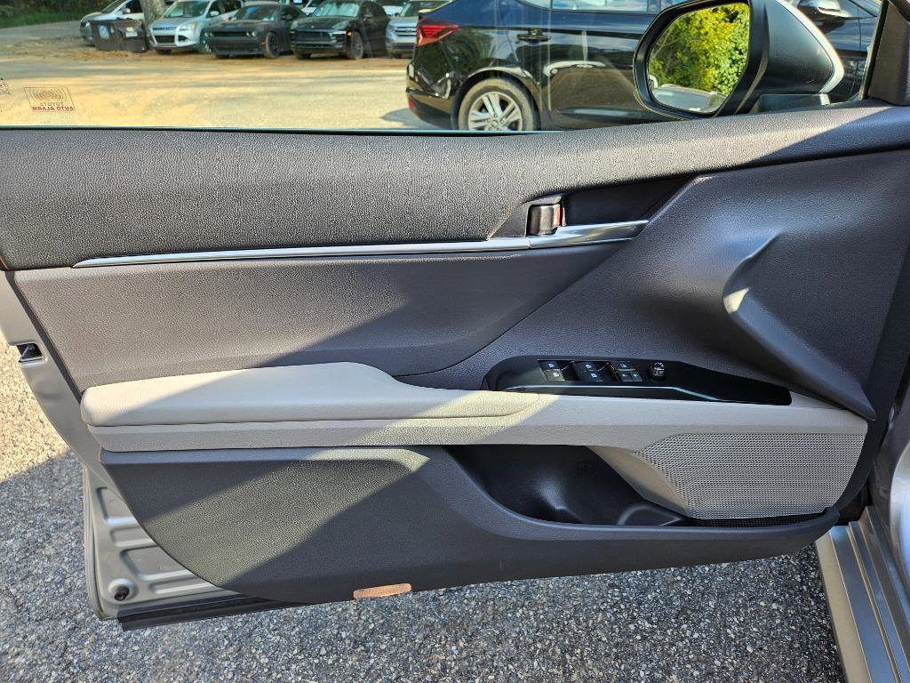 Used 2018 Toyota Camry LE image 21