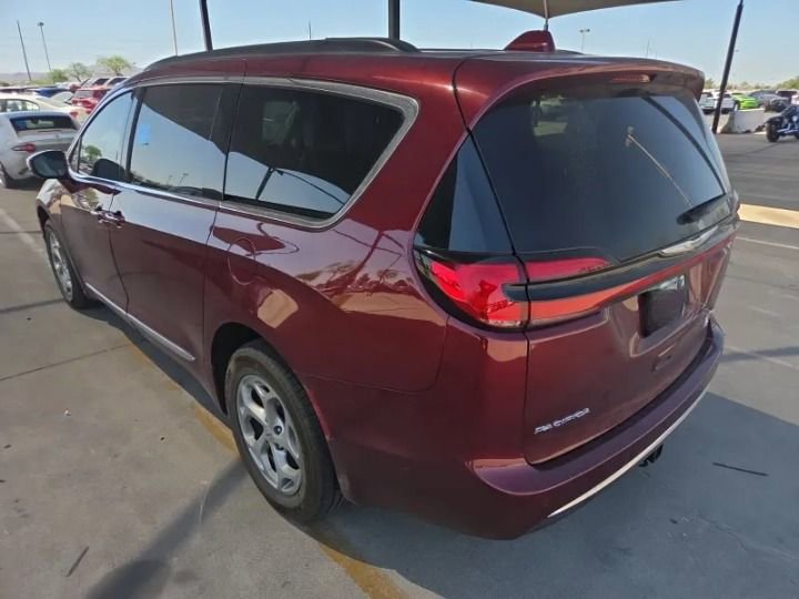 Used 2022 Chrysler Pacifica Limited AWD/4WD image 2