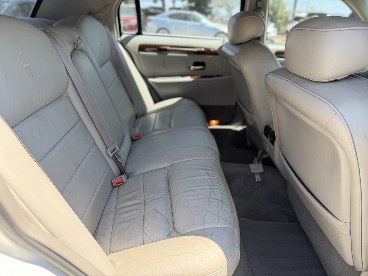 Used 2002 Lincoln Town Car Signature RWD image 15