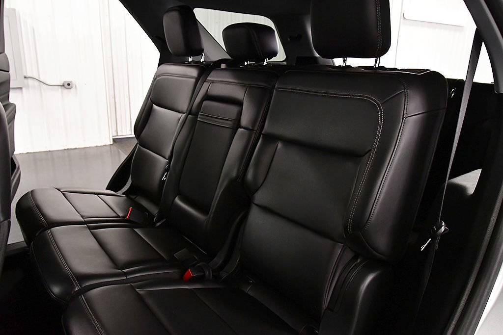 Used 2024 Ford Explorer XLT w/ Equipment Group 202A AWD/4WD image 31