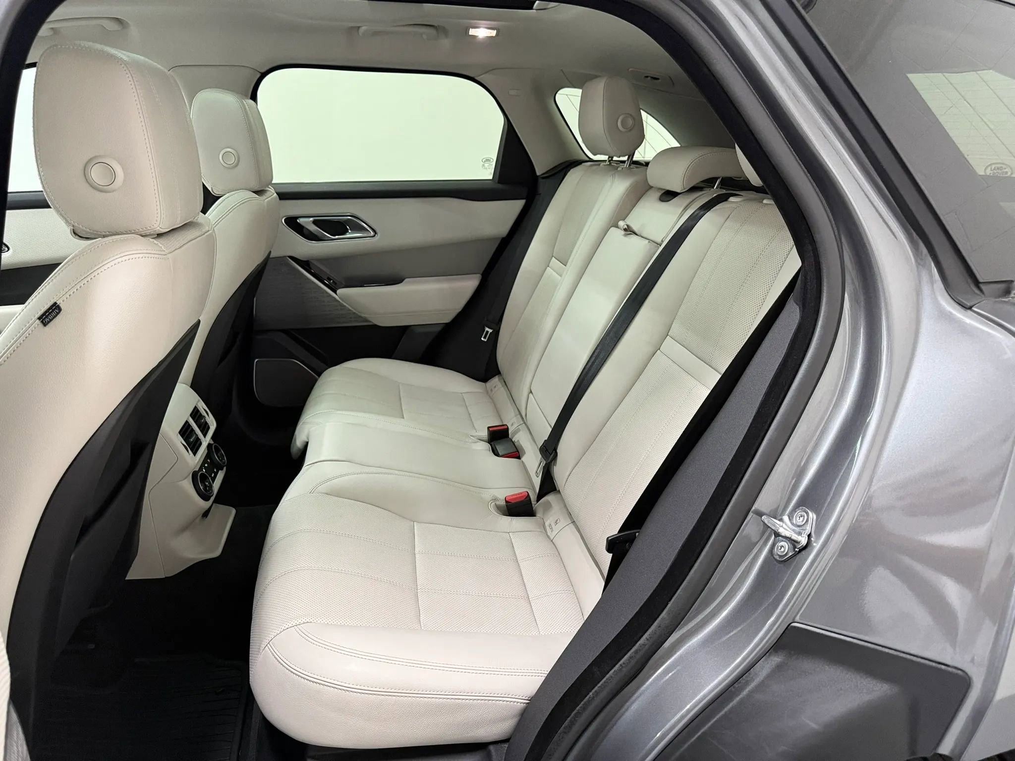 Used 2018 Land Rover Range Rover Velar R-Dynamic SE image 51