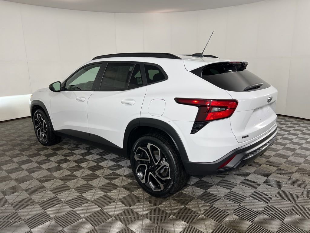 Used 2024 Chevrolet Trax RS w/ Sunroof Package image 2