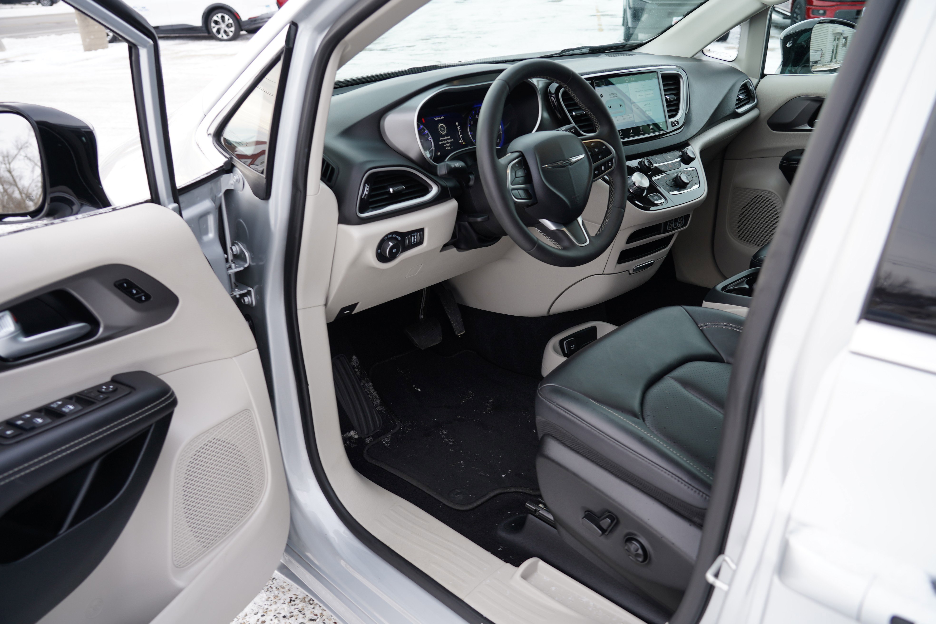 Used 2024 Chrysler Pacifica Touring-L FWD image 17