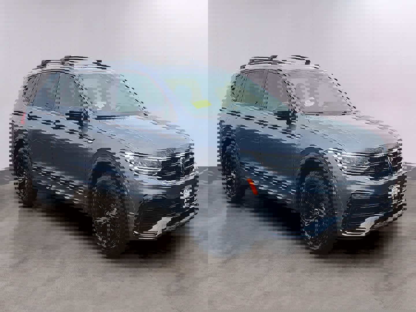 Used 2024 Volkswagen Tiguan SE R-Line image 3