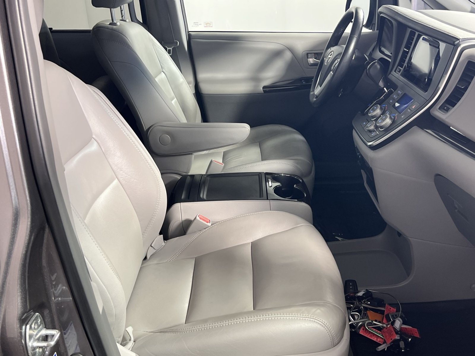 Used 2017 Toyota Sienna XLE w/ XLE Navigation Package AWD/4WD image 30