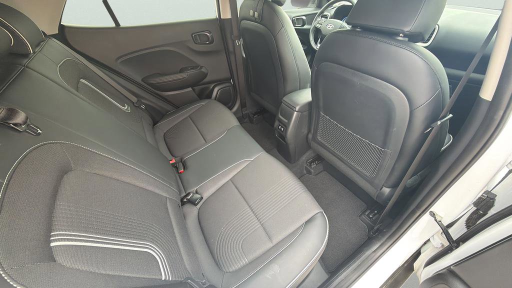 Used 2024 Hyundai Venue Limited FWD image 19