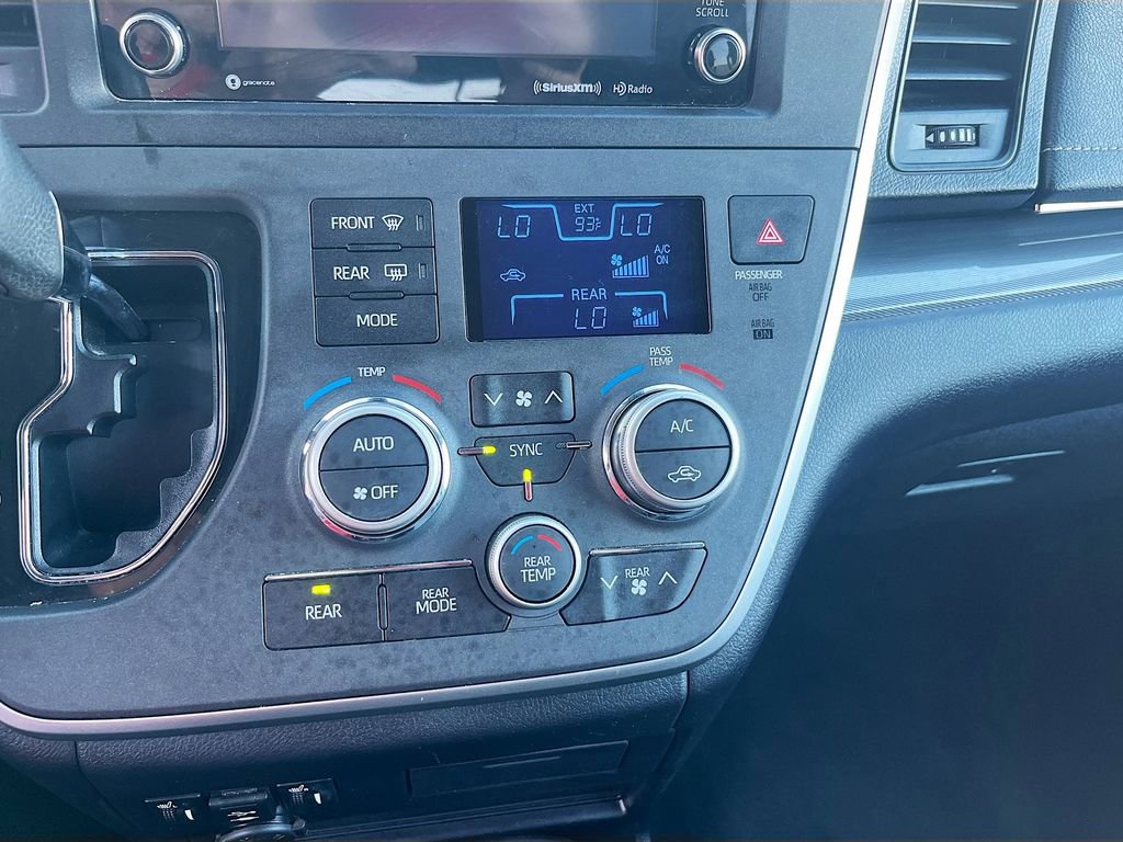 Used 2020 Toyota Sienna SE w/ Carpet Mat Package FWD image 15