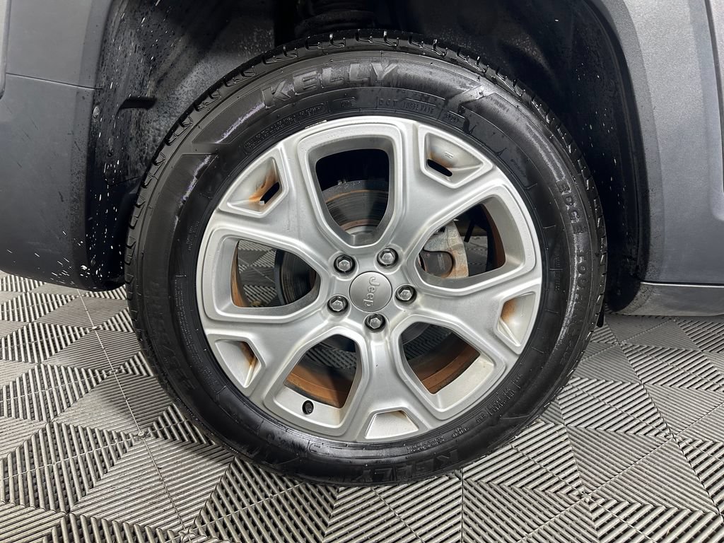 Used 2019 Jeep Renegade Latitude w/ UConnect 8.4 Nav Group FWD image 12