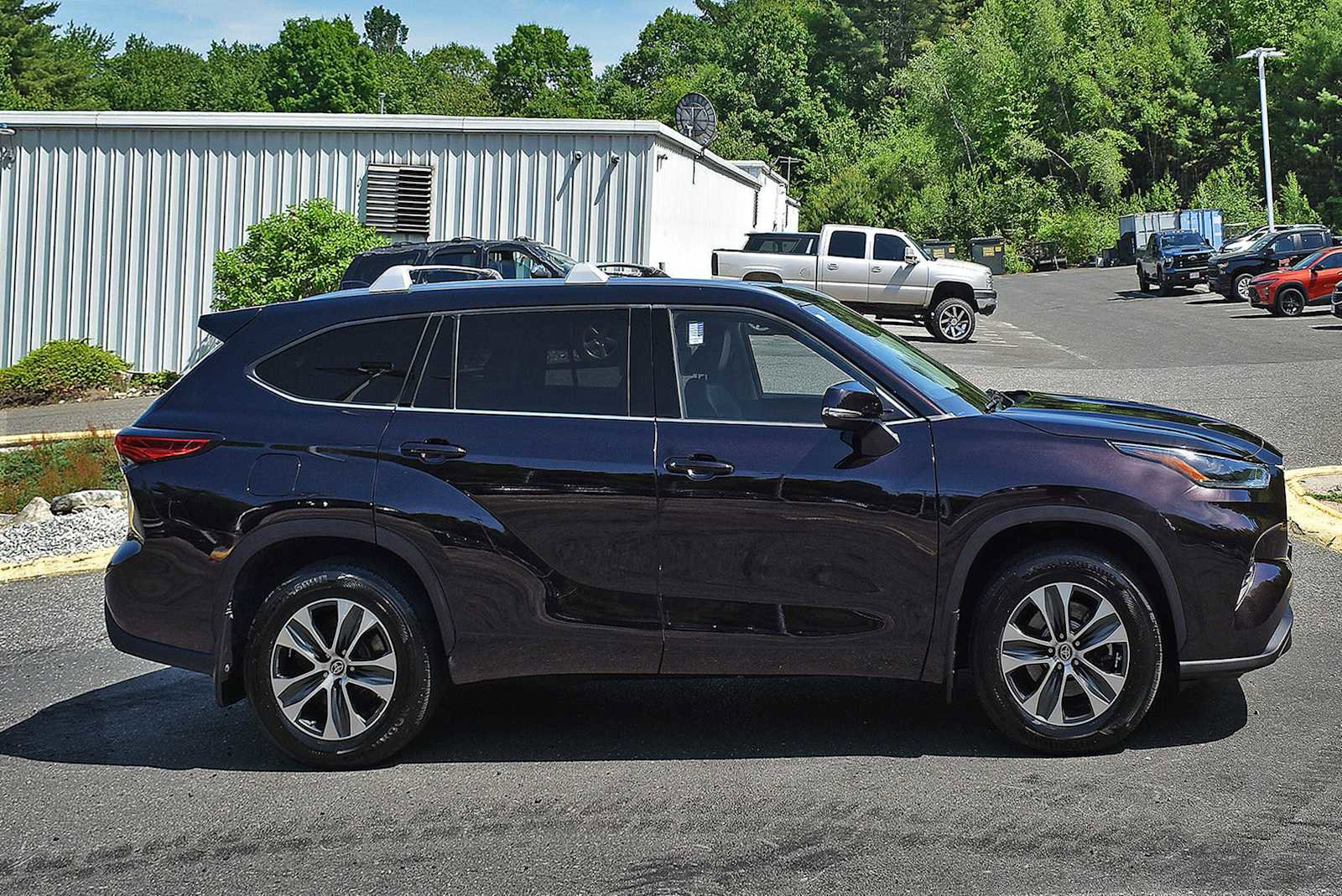 Used 2021 Toyota Highlander XLE AWD/4WD image 6