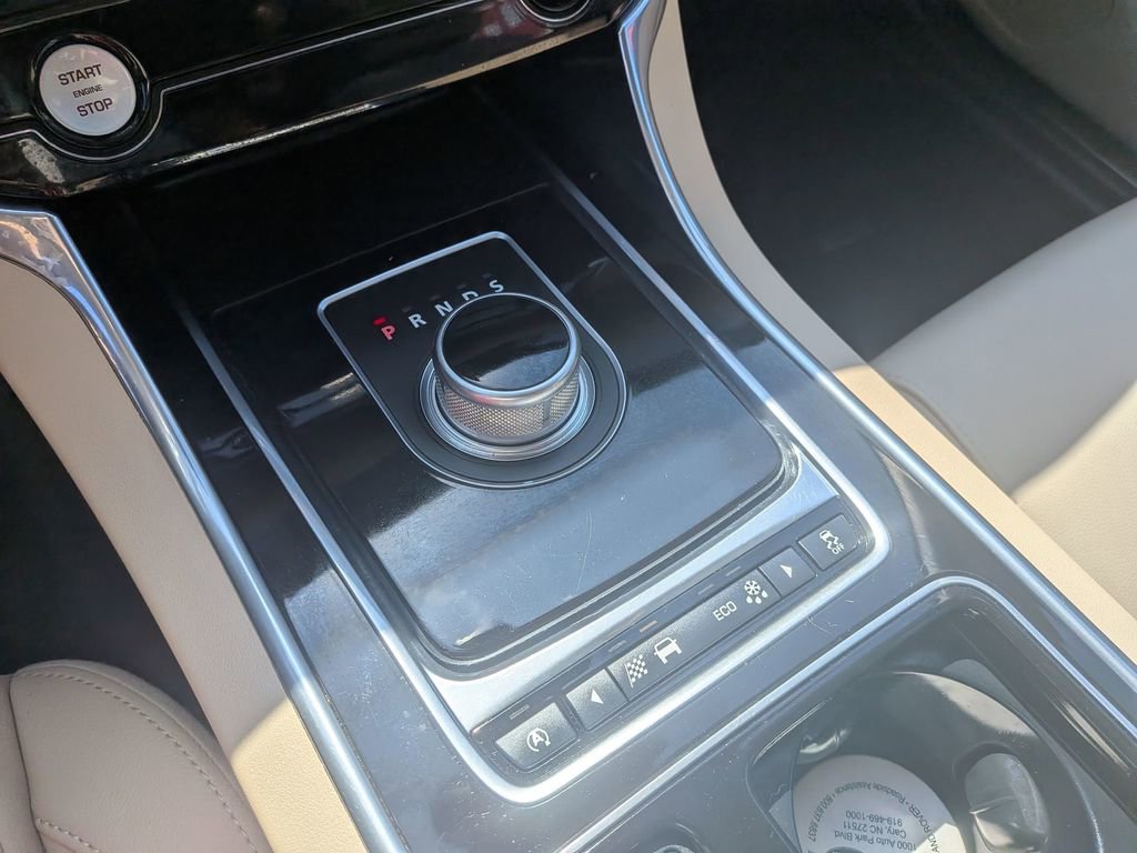 Used 2016 Jaguar XF Premium RWD image 23