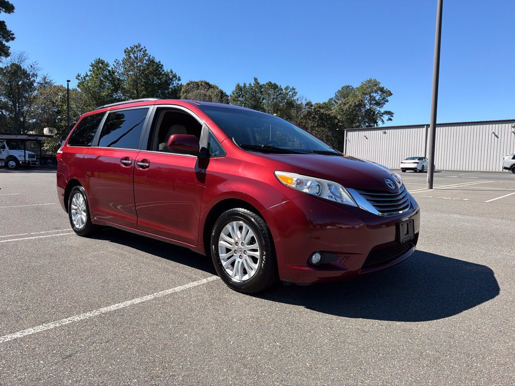 Used 2017 Toyota Sienna XLE FWD image 4