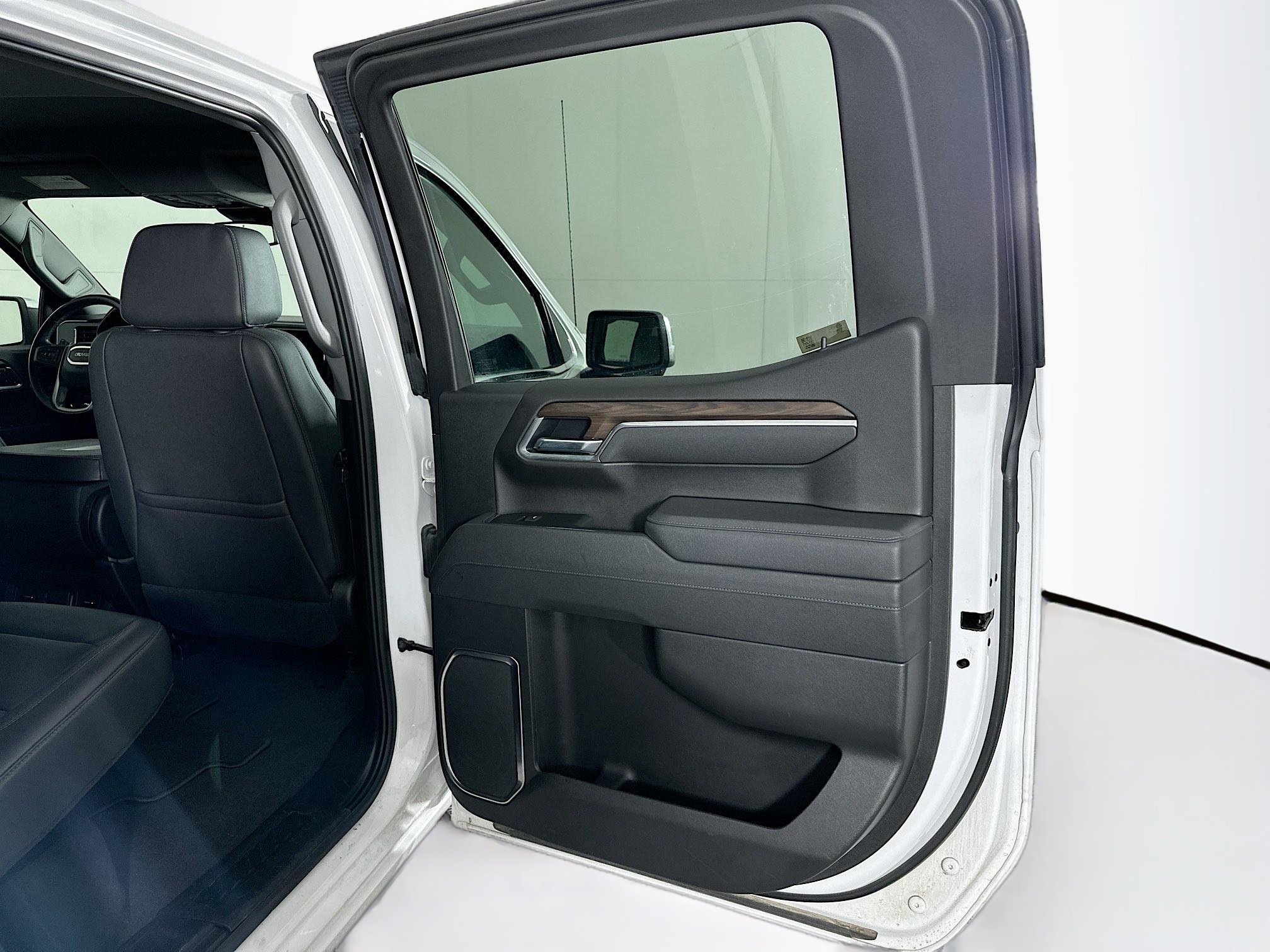 Used 2025 GMC Sierra 1500 SLT image 28