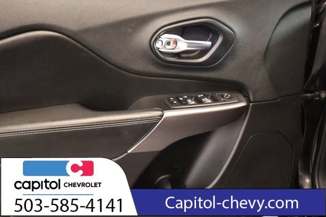 Used 2019 Jeep Cherokee Latitude Plus w/ Cold Weather Group FWD image 10