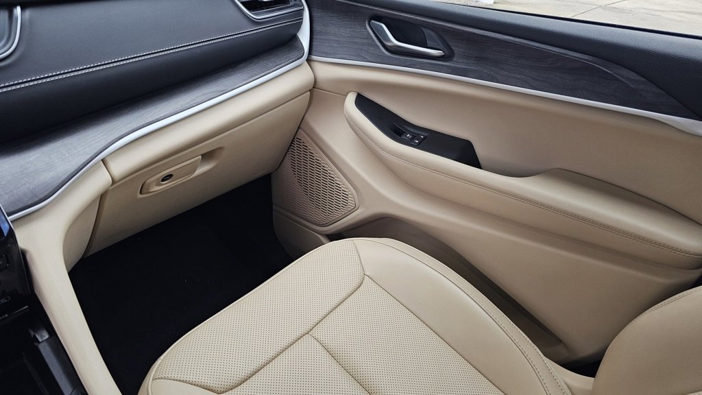 Used 2023 Jeep Grand Cherokee L Limited w/ Luxury Tech Group II image 12