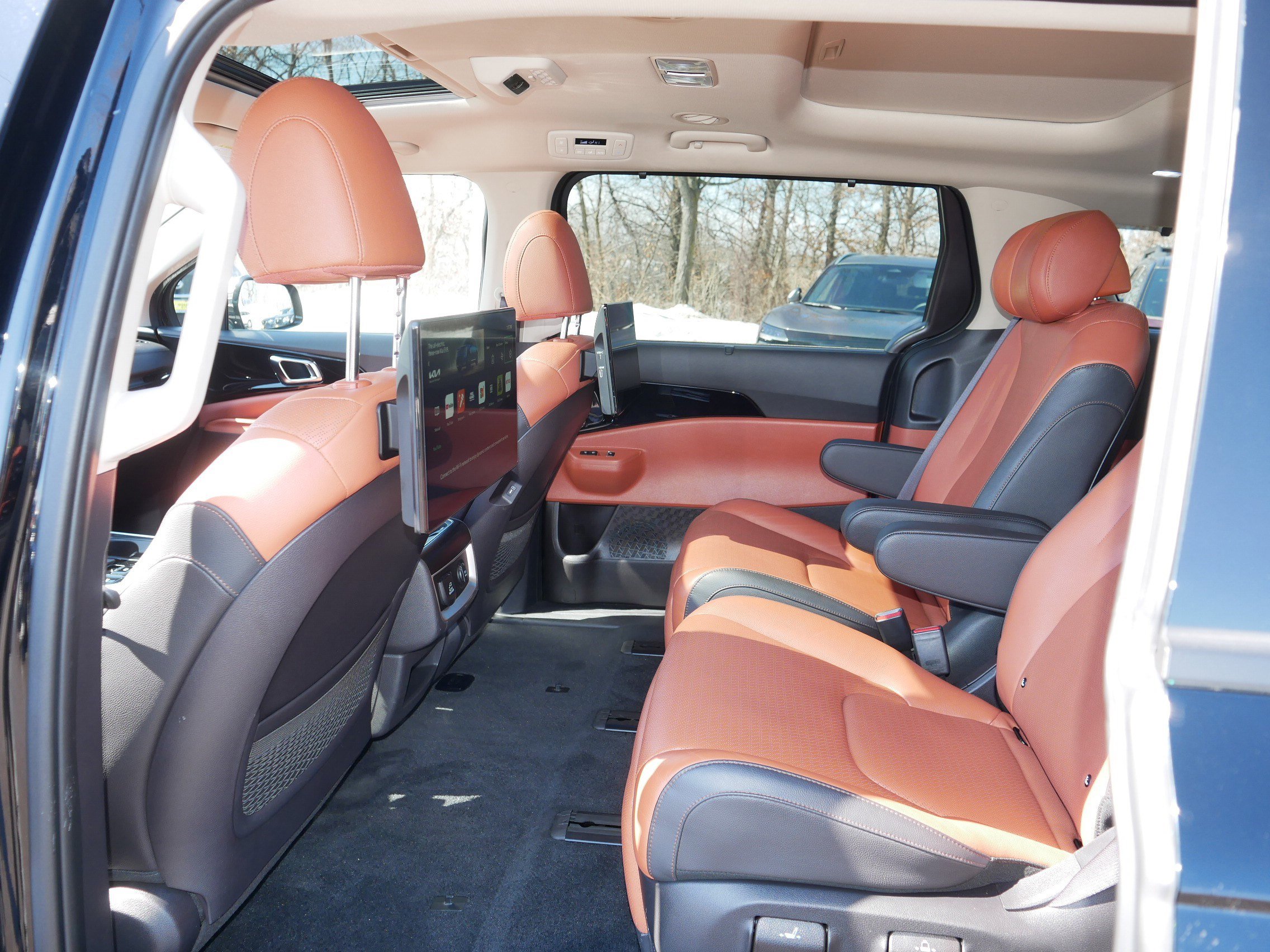 Used 2025 Kia Carnival SX Prestige image 32