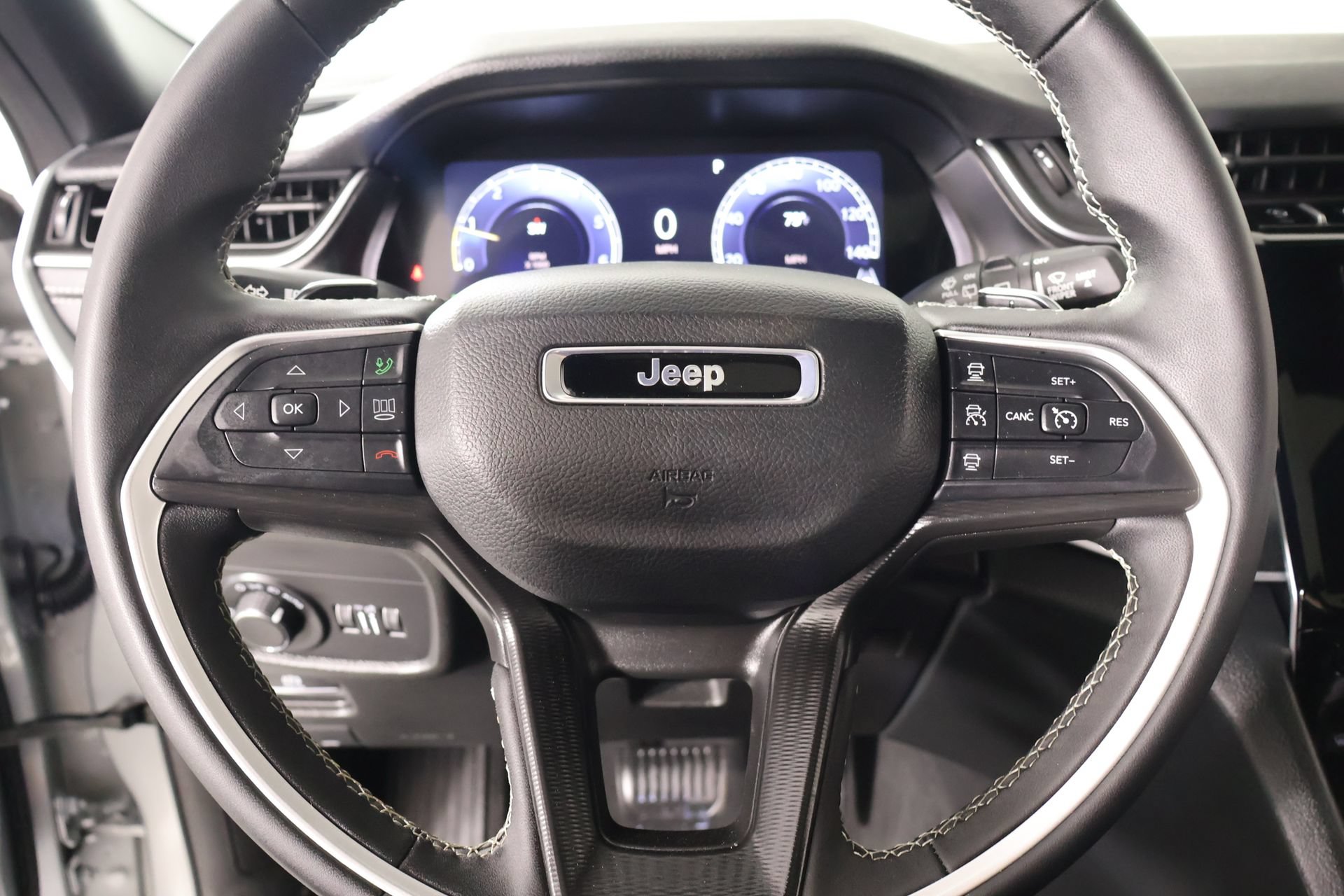 Used 2025 Jeep Grand Cherokee Laredo X RWD image 3
