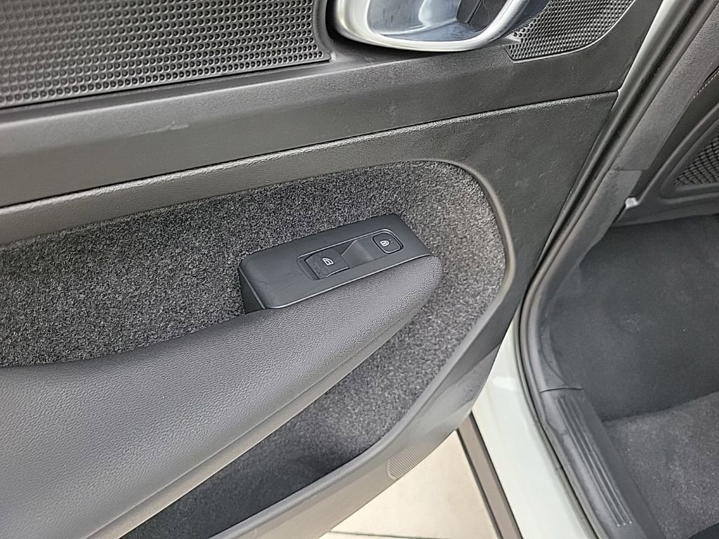 Used 2023 Volvo XC40 B4 Plus w/ Driver Assist Package image 12