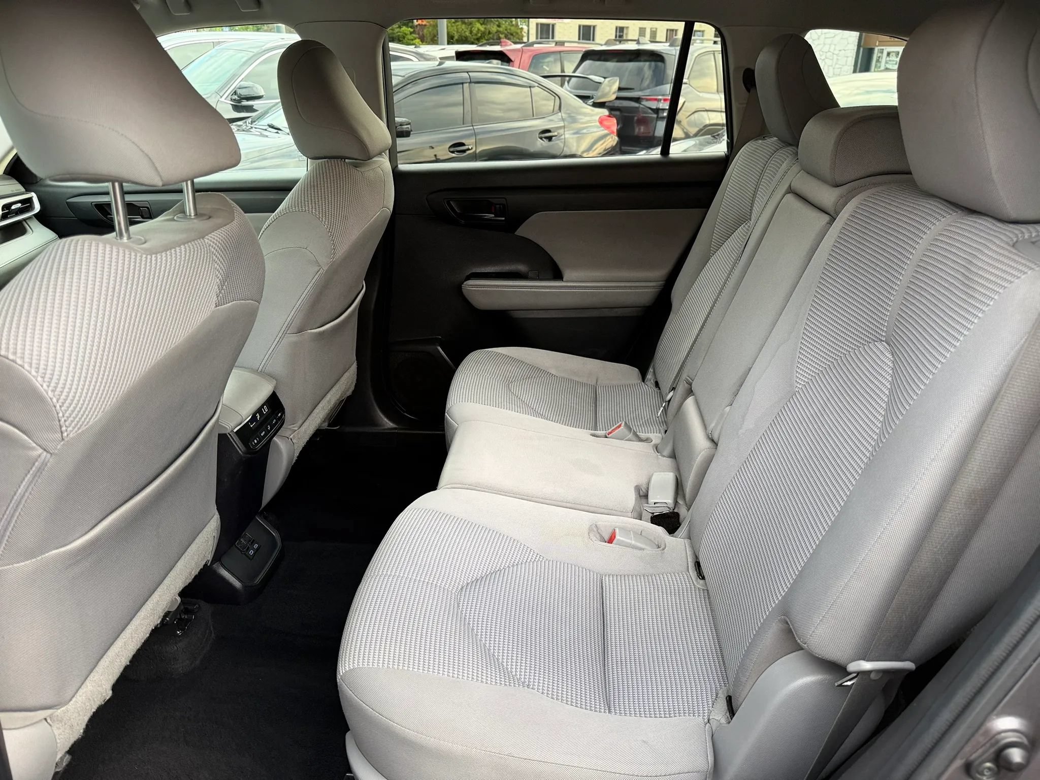 Used 2022 Toyota Highlander LE AWD/4WD image 15