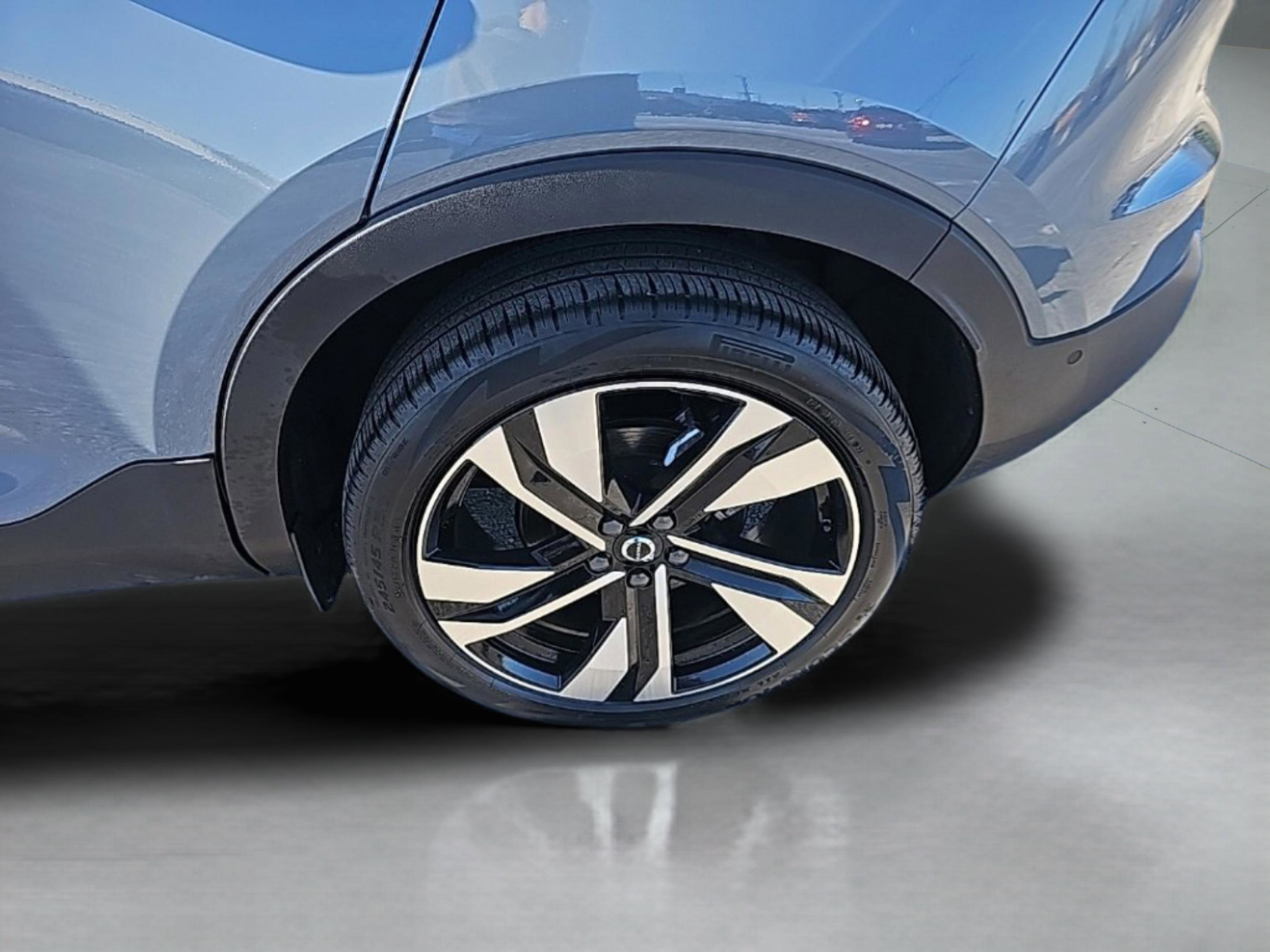 Used 2023 Volvo XC40 B5 Plus w/ Protection Package Premier image 13