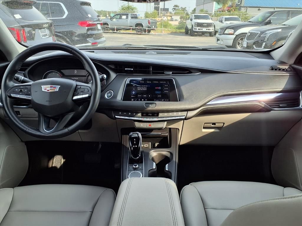 Used 2023 Cadillac XT4 Luxury FWD image 3