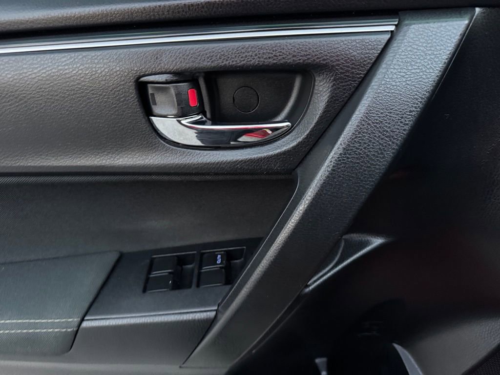 Used 2018 Toyota Corolla LE image 35