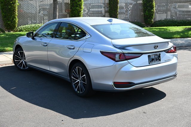 New 2025 Lexus ES 300h w/ Premium Package image 4