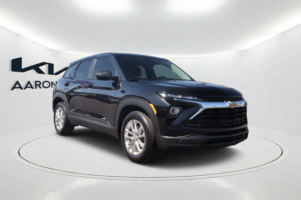 Used 2025 Chevrolet TrailBlazer LS w/ LS Convenience Package FWD image 3