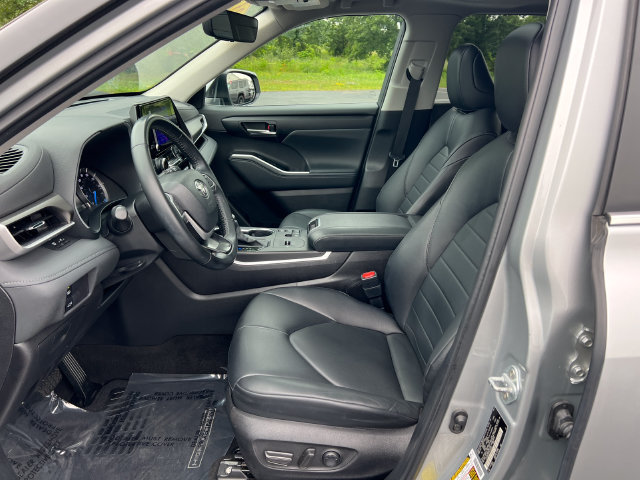 Used 2023 Toyota Highlander XLE AWD/4WD image 4
