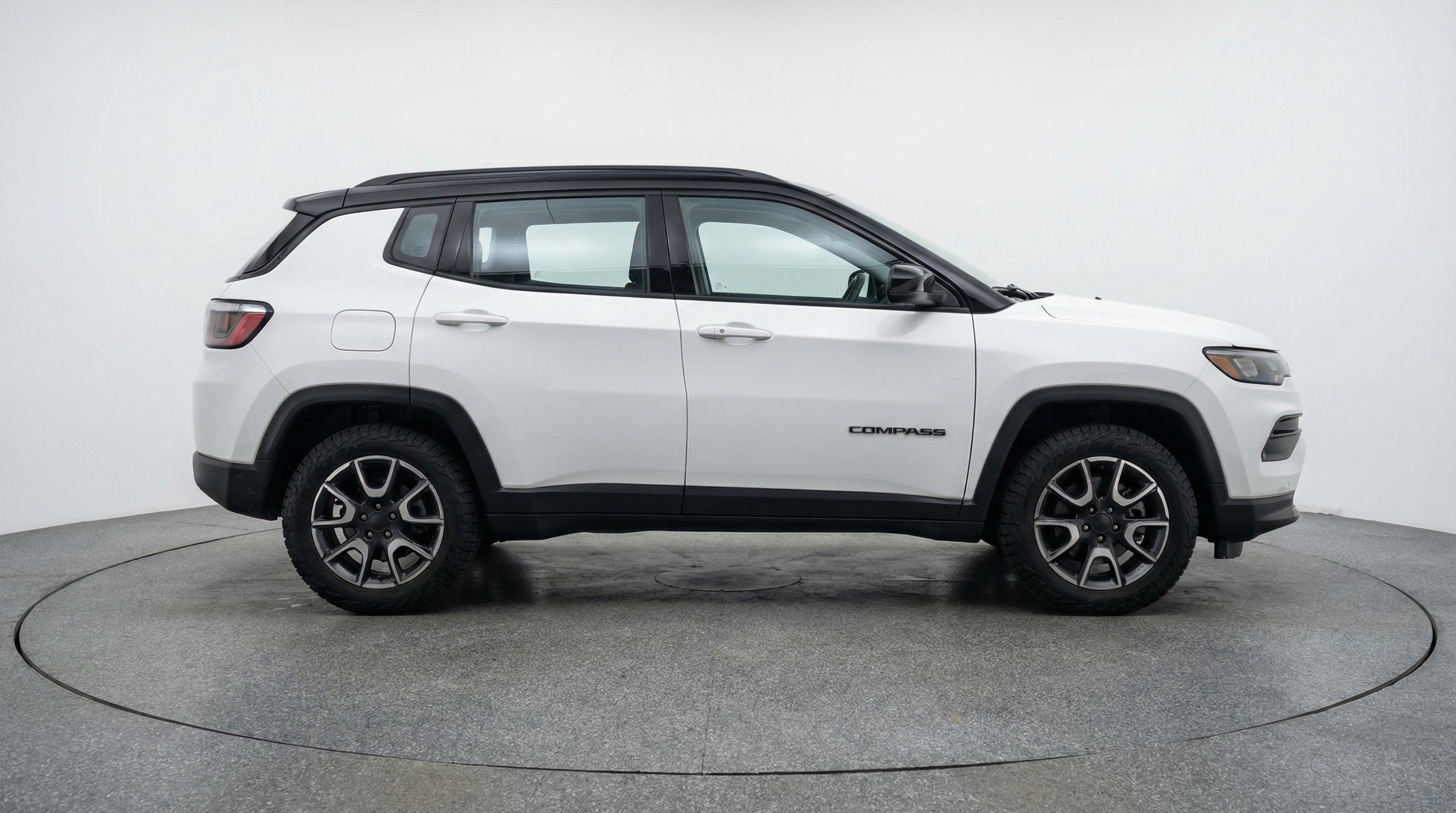 Used 2025 Jeep Compass Trailhawk image 11