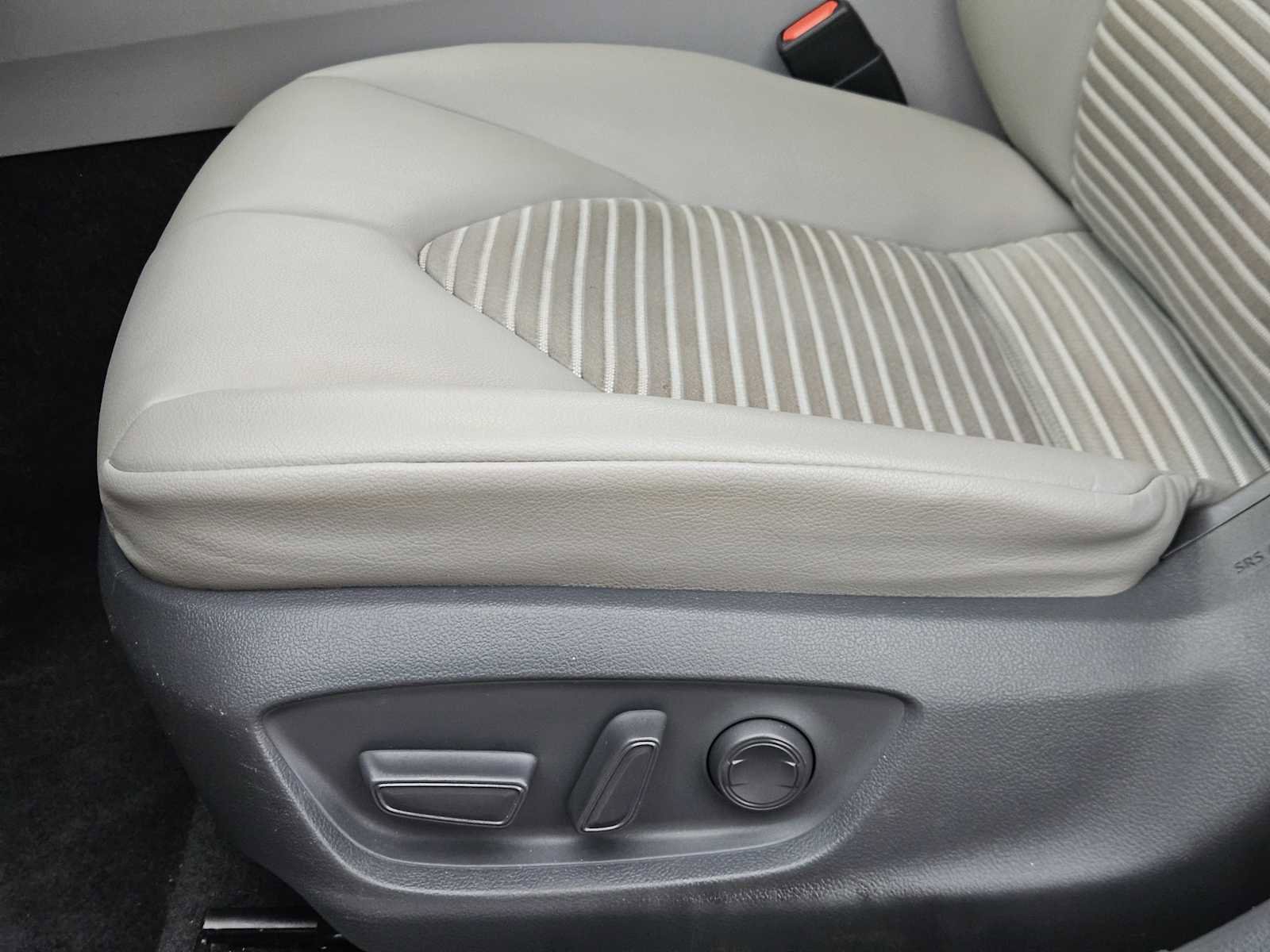 Used 2019 Toyota Camry SE w/ Sunroof Package image 23