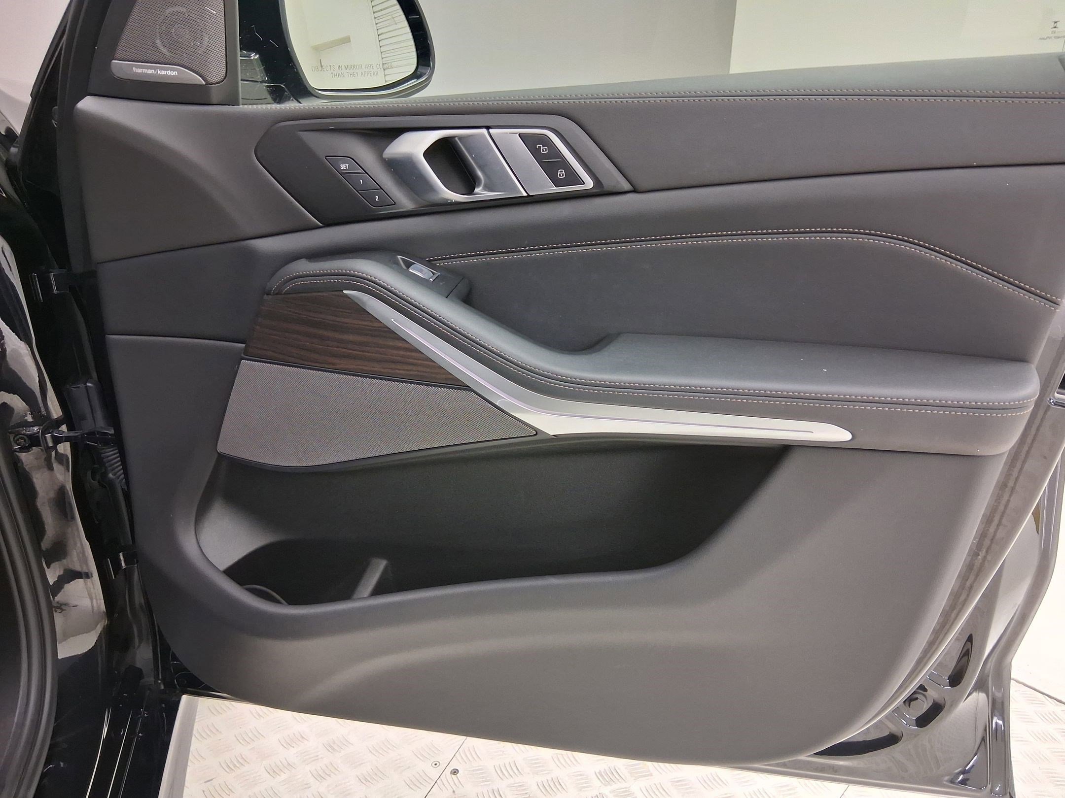 Used 2023 BMW X7 xDrive40i w/ M Sport Package image 32