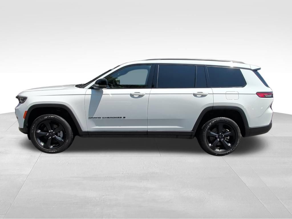 Used 2023 Jeep Grand Cherokee L Laredo AWD/4WD image 2