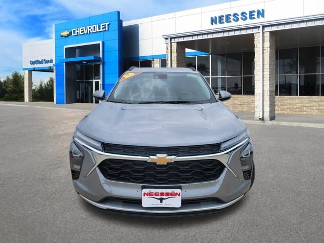 Used 2026 Chevrolet Trax LT FWD image 2