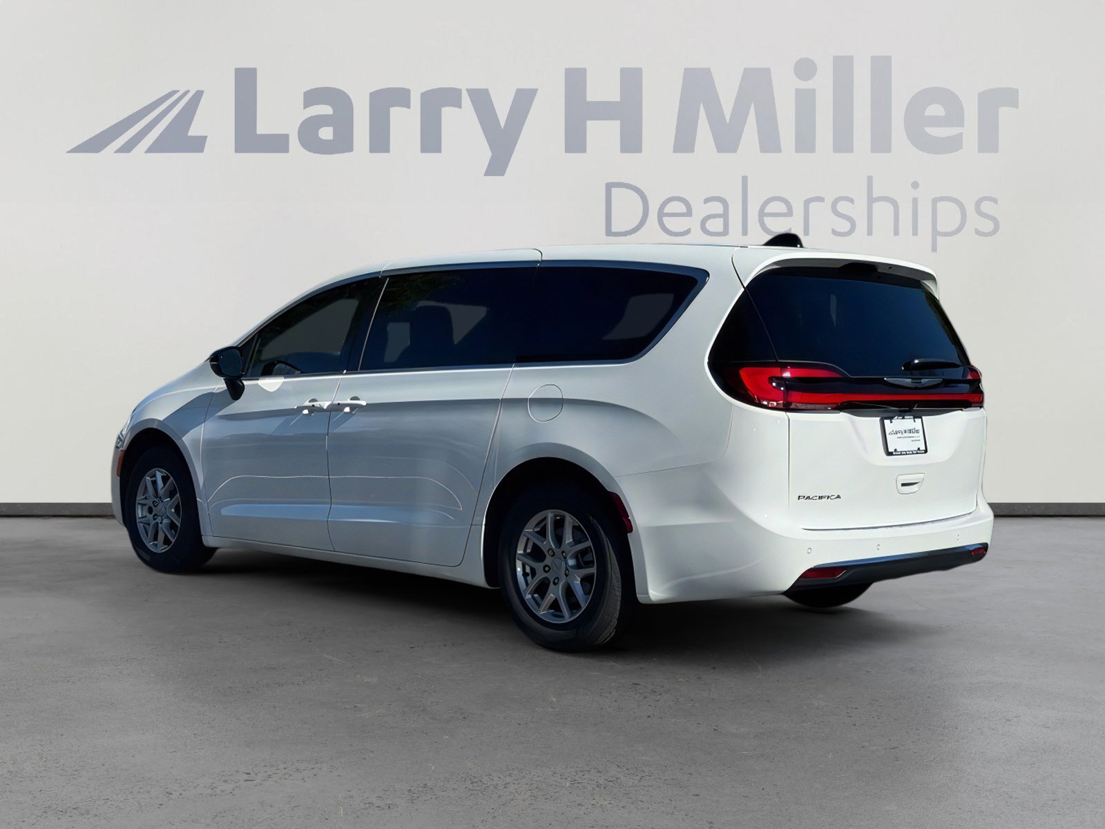 New 2026 Chrysler Pacifica Select image 3