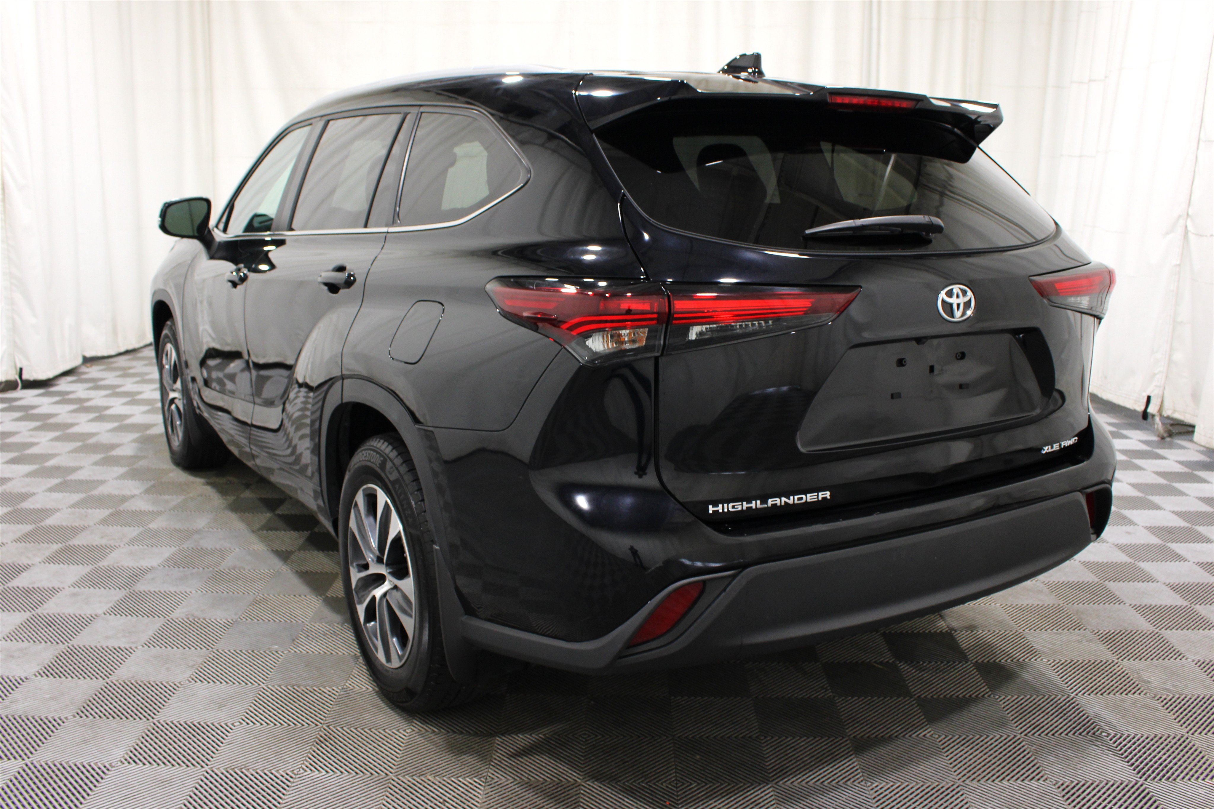 Used 2024 Toyota Highlander XLE AWD/4WD image 33