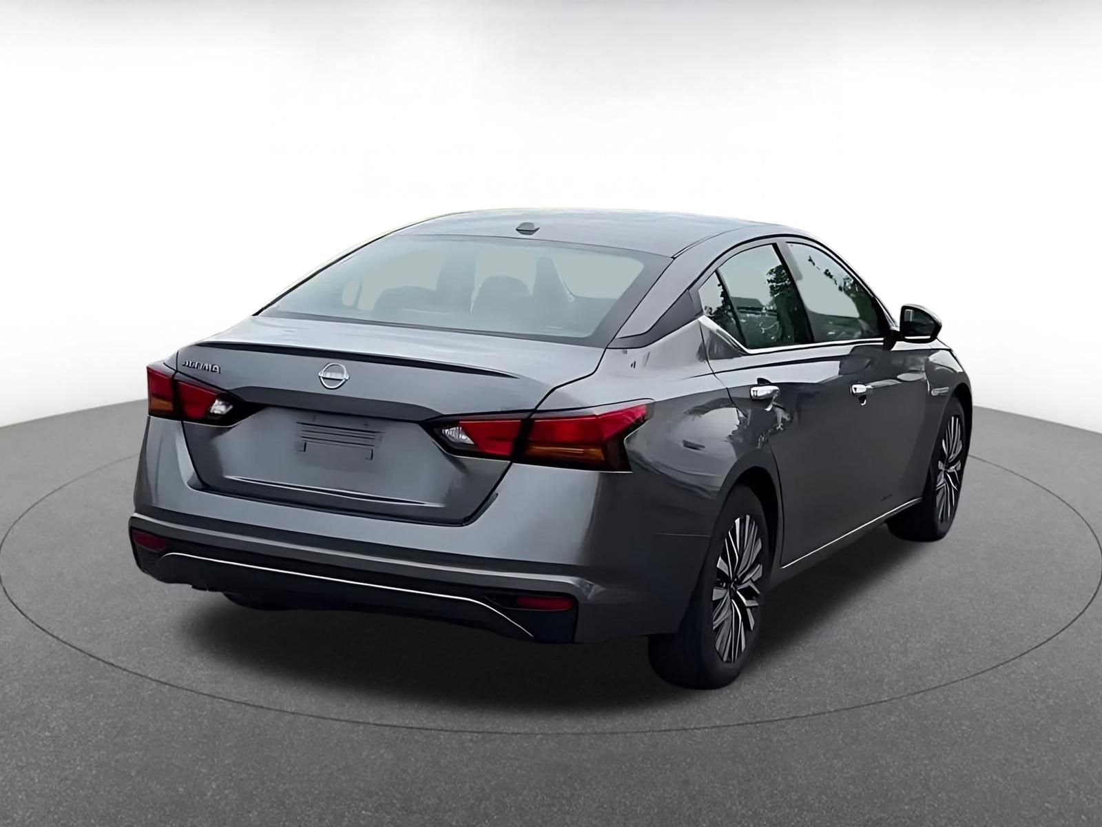 Used 2025 Nissan Altima 2.5 SV FWD image 14