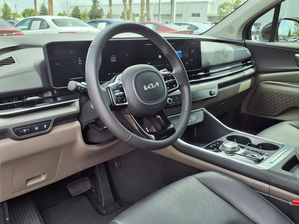 Used 2025 Kia Carnival EX FWD image 22