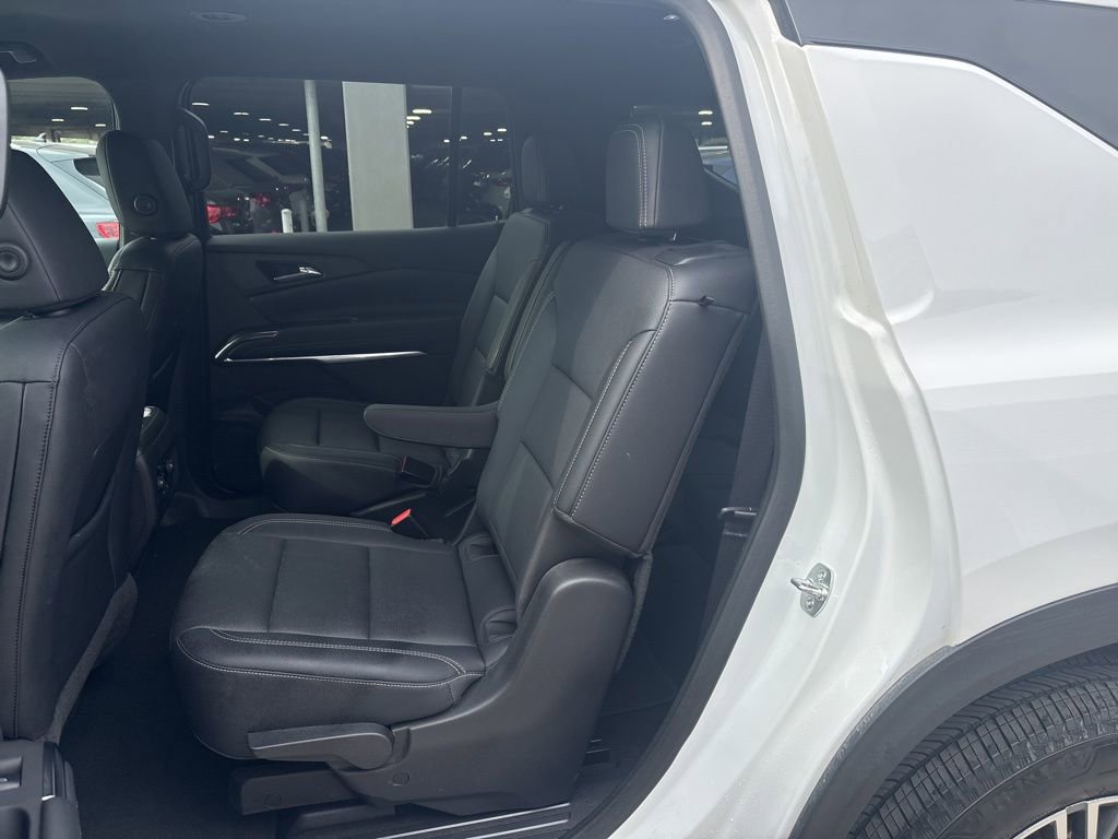 Used 2025 Chevrolet Traverse LT image 14