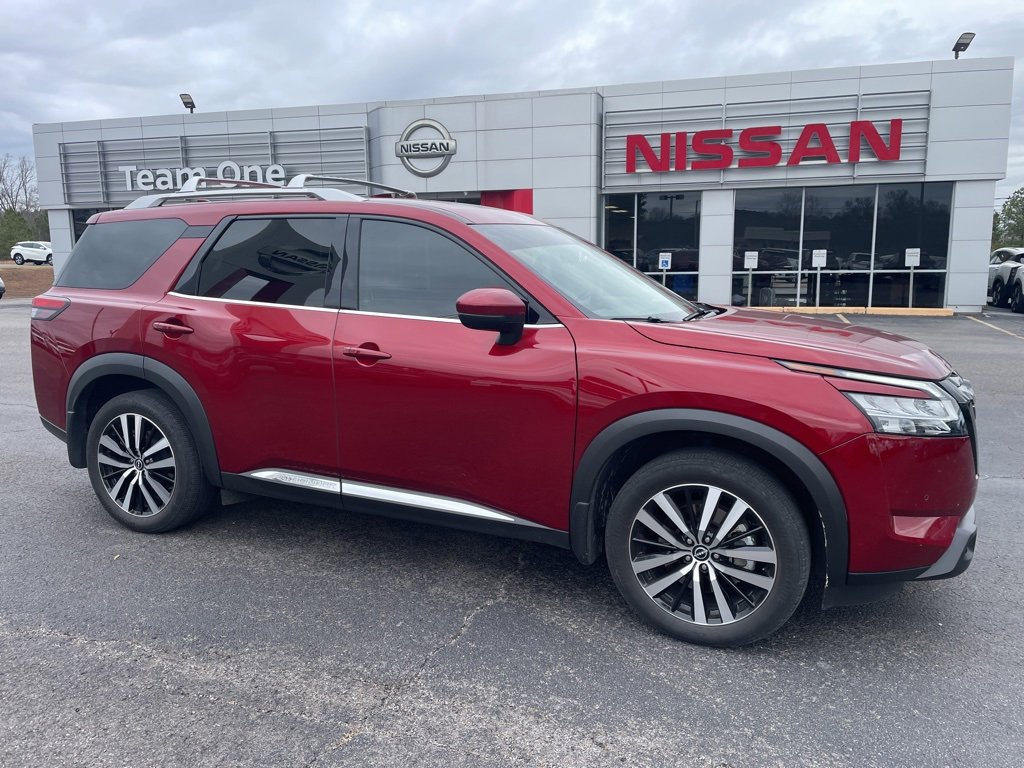 Used 2024 Nissan Pathfinder Platinum image 1