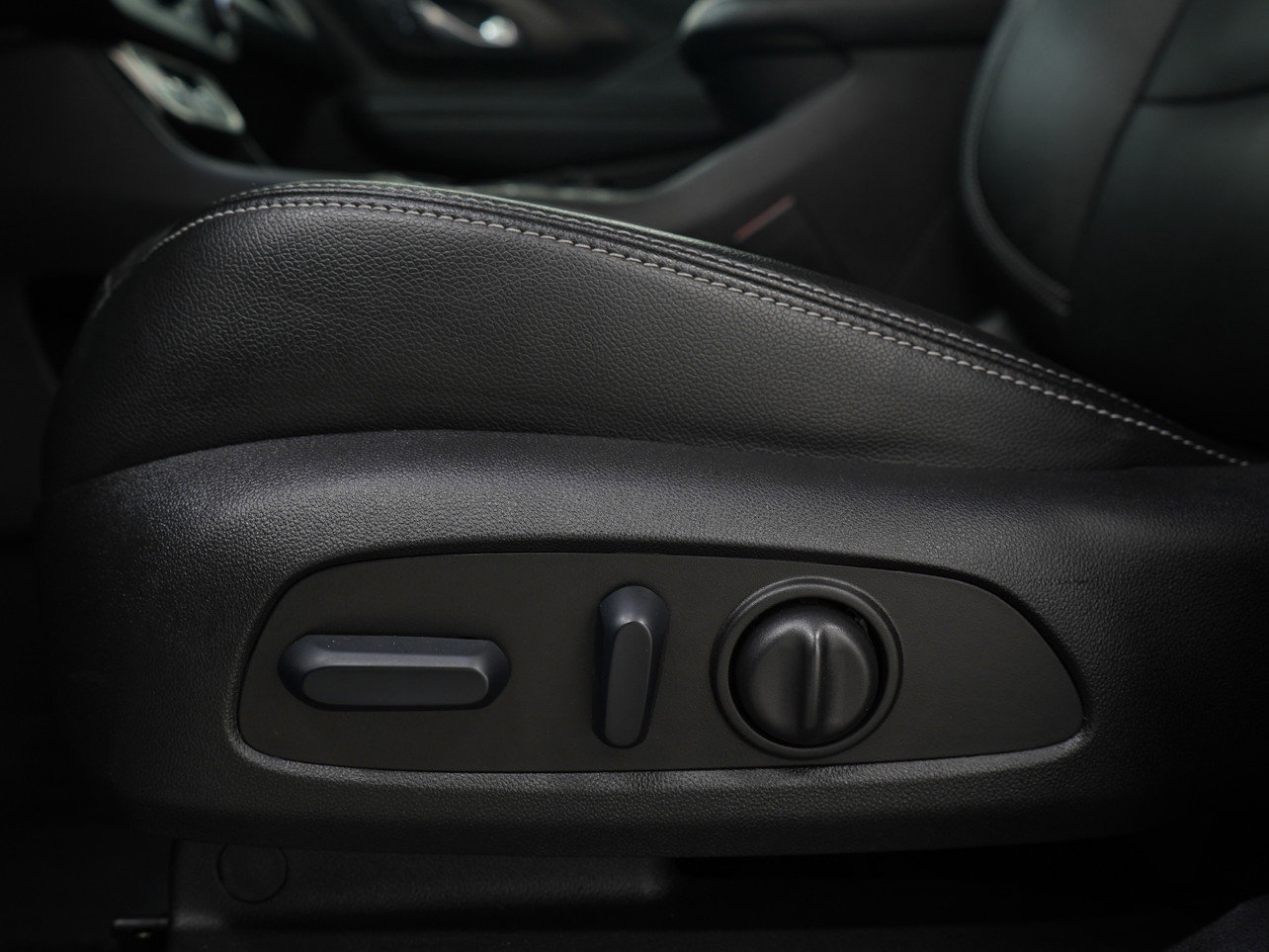 Used 2024 GMC Terrain SLT image 24