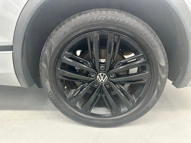 Certified 2022 Volkswagen Tiguan SE R-Line image 18