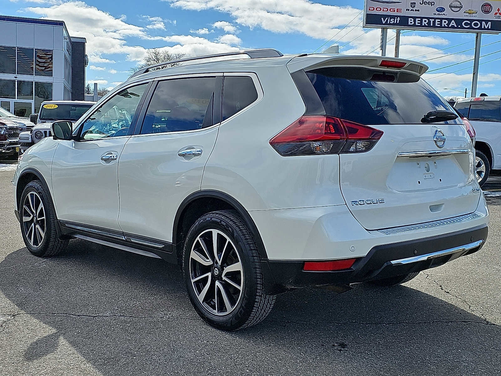 Used 2019 Nissan Rogue SL w/ Premium Package image 4
