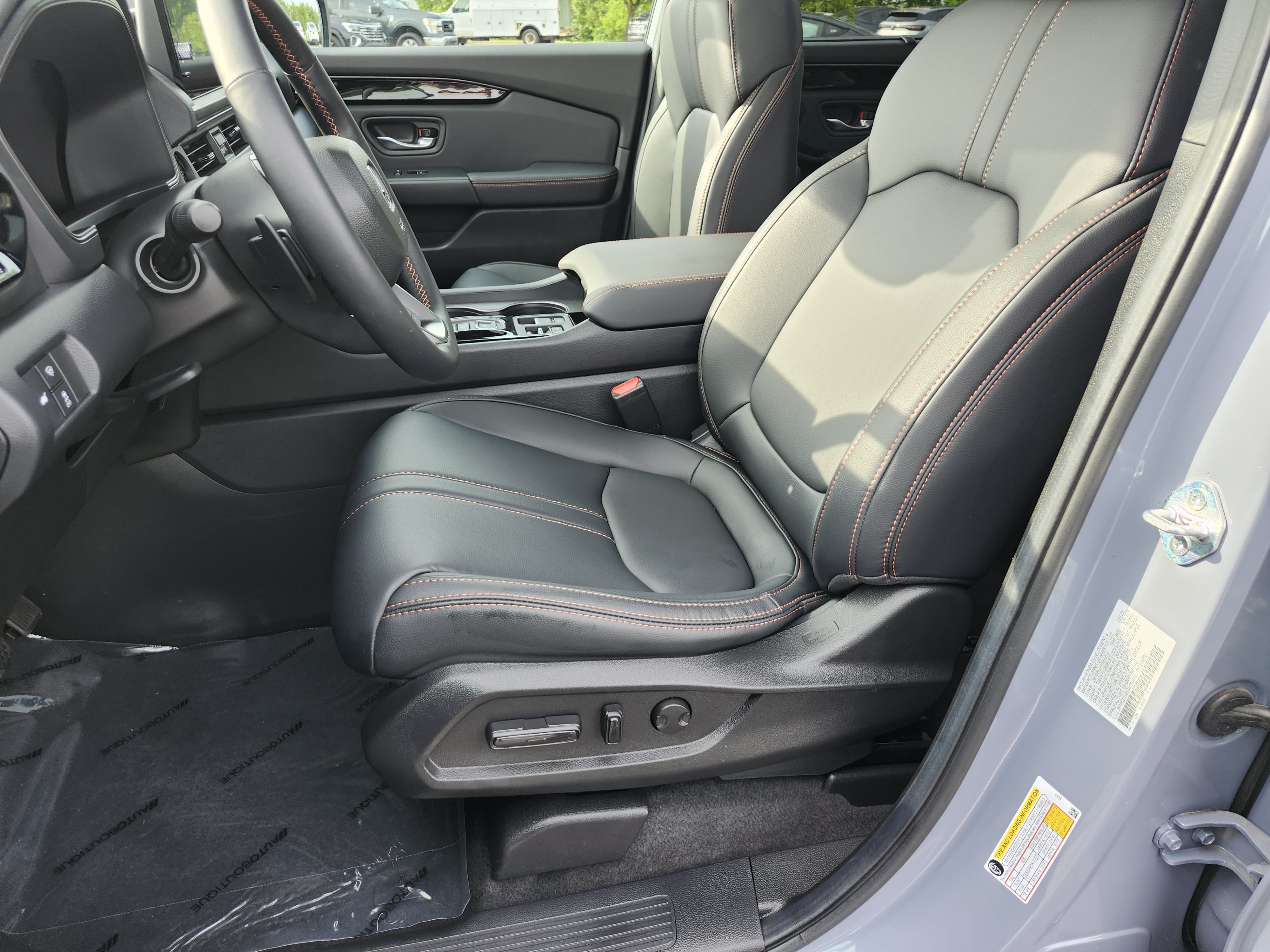 Used 2025 Honda Pilot TrailSport image 26