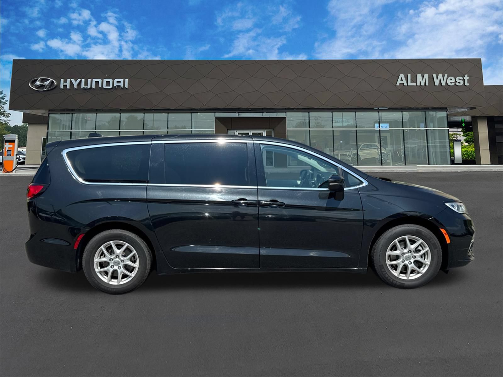 Used 2023 Chrysler Pacifica Touring-L FWD image 4