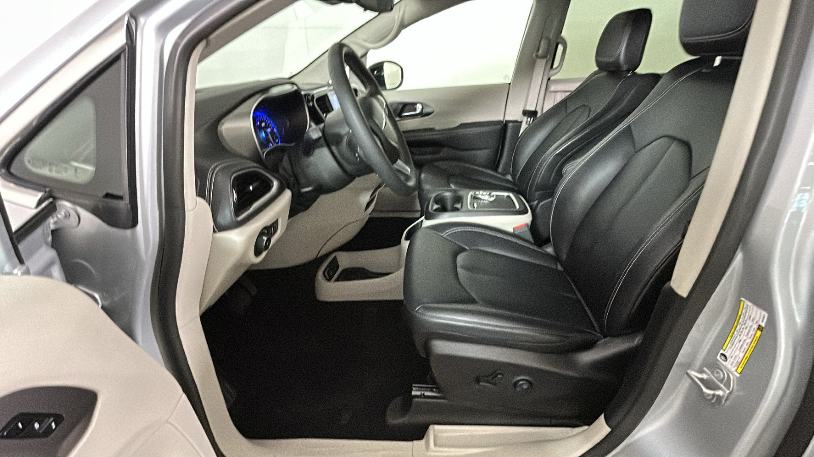 Used 2024 Chrysler Pacifica Touring-L AWD/4WD image 13