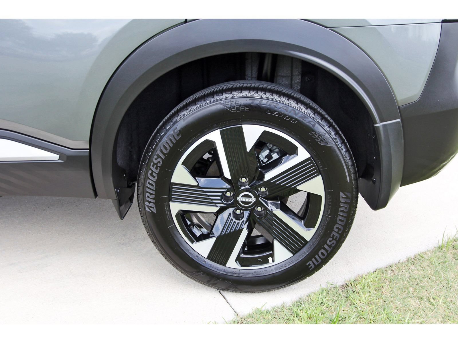 Certified 2025 Nissan Kicks SR FWD image 31